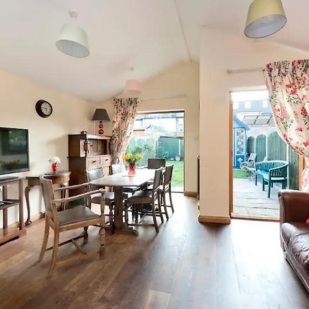Lovely Three Bedroomed House, Parking 2 Cars Лондон Экстерьер фото