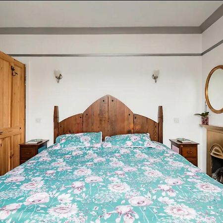 Lovely Three Bedroomed House, Parking 2 Cars Лондон Экстерьер фото