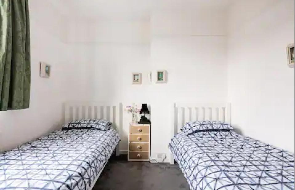 Lovely Three Bedroomed House, Parking 2 Cars Лондон Экстерьер фото