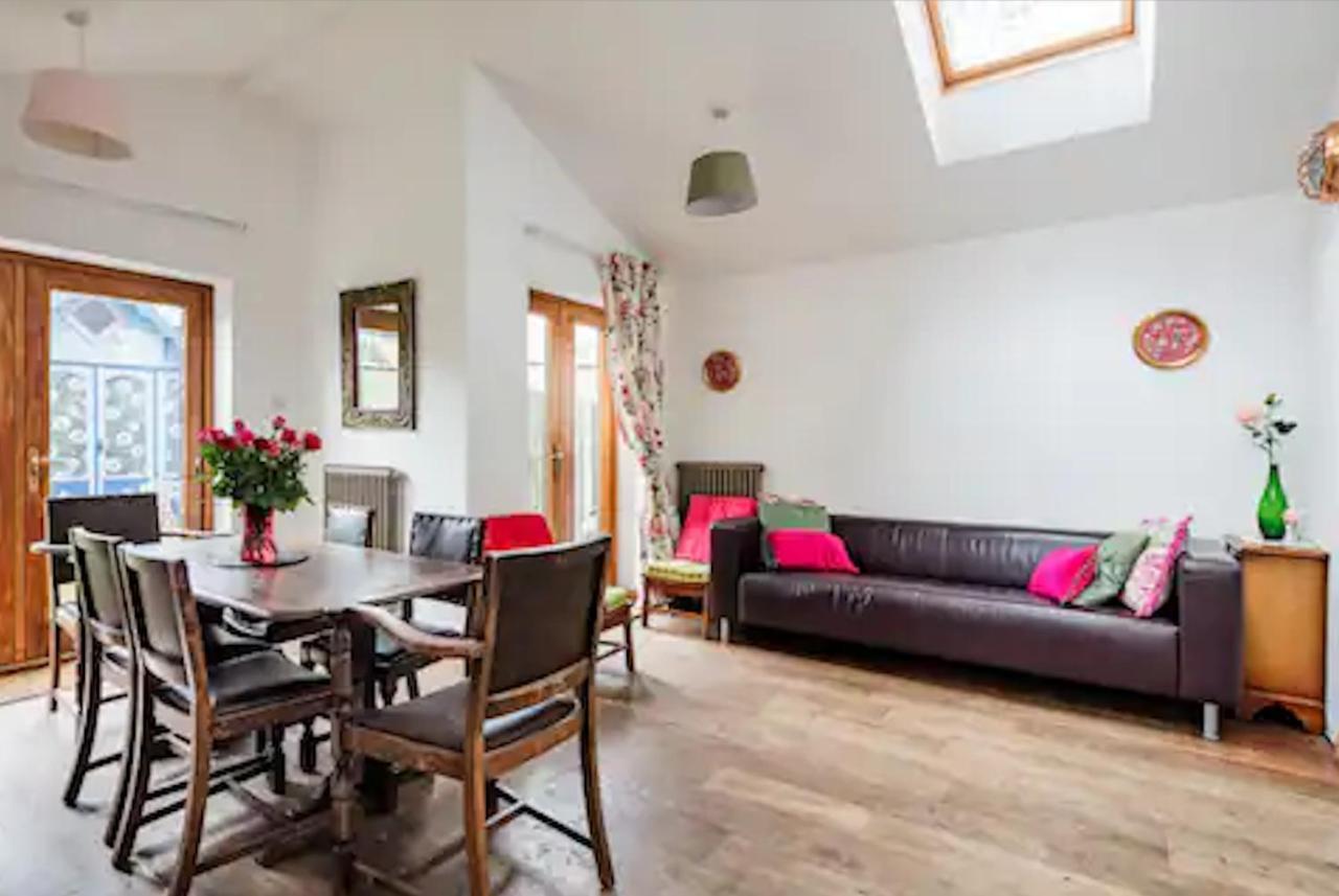 Lovely Three Bedroomed House, Parking 2 Cars Лондон Экстерьер фото