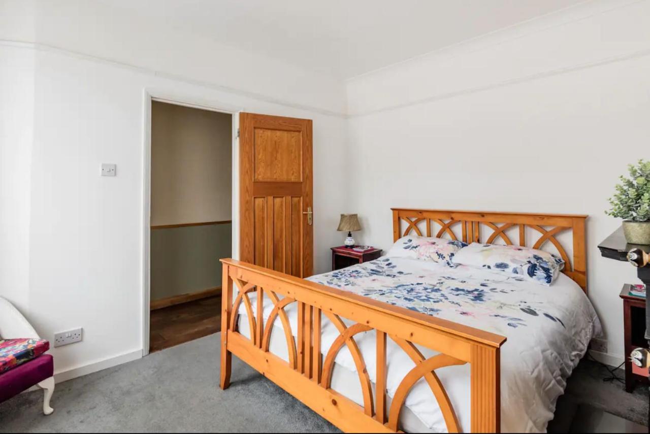 Lovely Three Bedroomed House, Parking 2 Cars Лондон Экстерьер фото