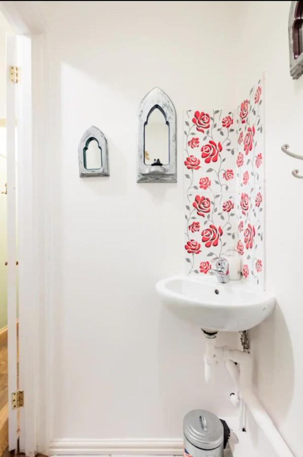 Lovely Three Bedroomed House, Parking 2 Cars Лондон Экстерьер фото