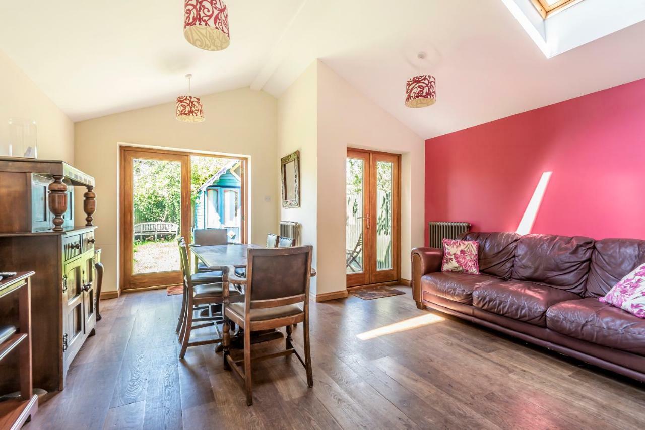 Lovely Three Bedroomed House, Parking 2 Cars Лондон Экстерьер фото