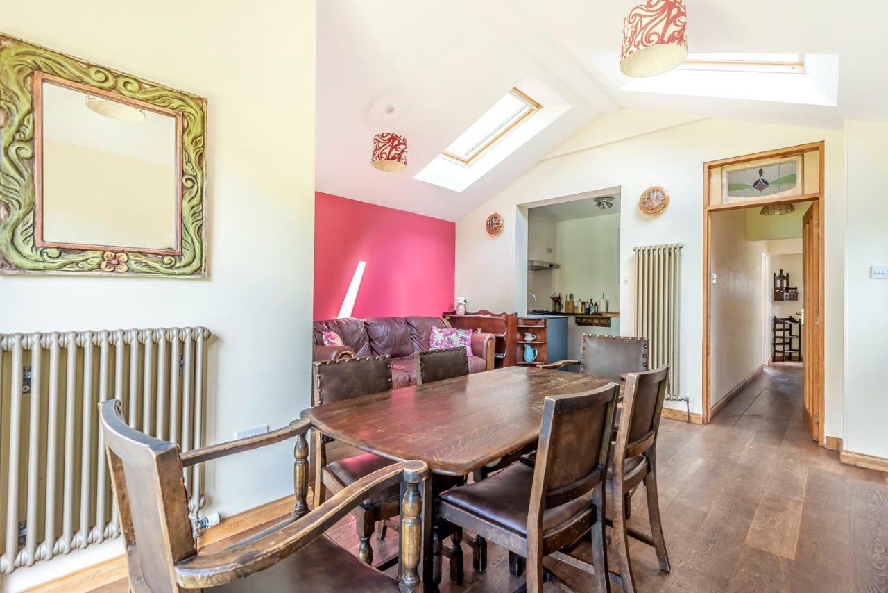 Lovely Three Bedroomed House, Parking 2 Cars Лондон Экстерьер фото